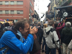 Il fotografo Benedetto De Sanctis durante la manifestazione del Primo maggio a Milano