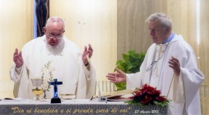 Don Corinno e Papa Francesco celebrano la messa
