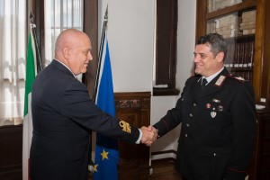 L'ammiraglio Emanuele Caruso si congratula con il Brigadiere Capo Danilo Certini