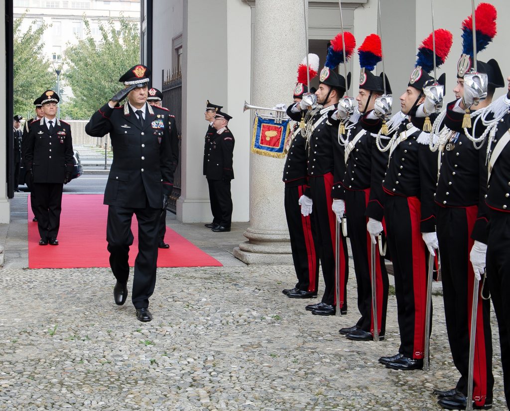 Il generale Vincenzo Coppola passa in rassegna i carabinieri schierati