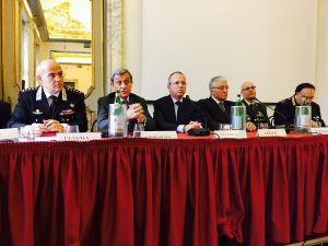 Il prefetto Alessandro Marangoni con i vertici delle Forze dell'Ordine durante un incontro con i giornalisti lombardi 
